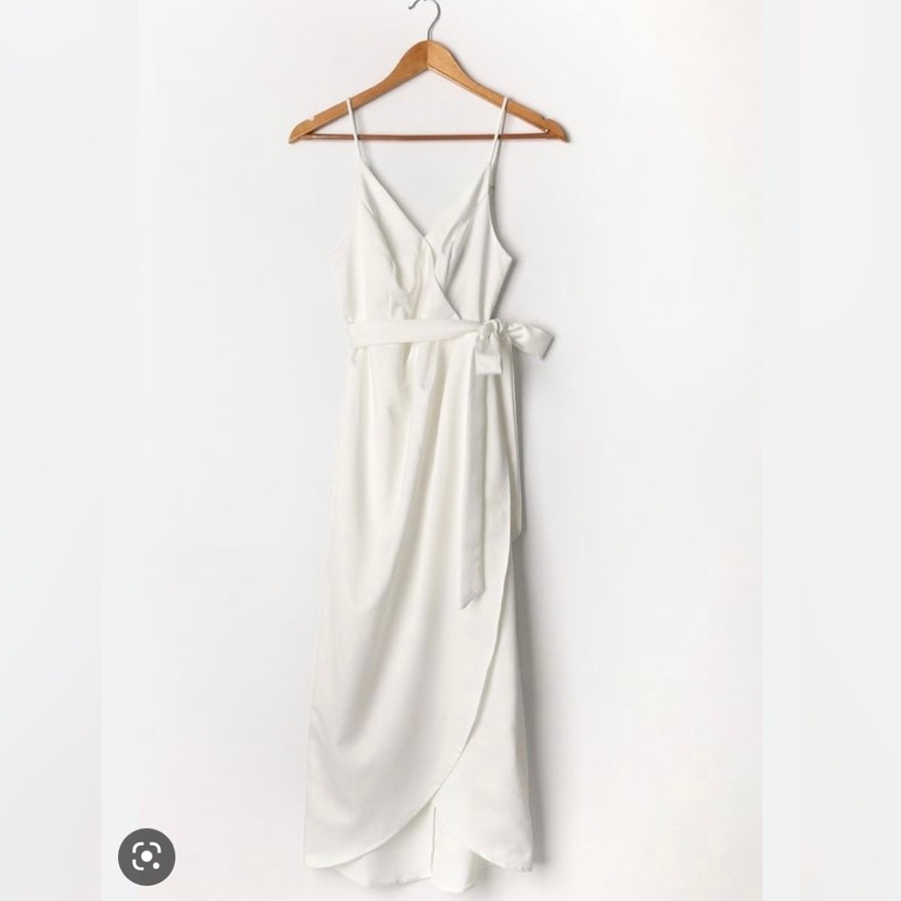 Lulu’s White Satin Dress 🤍